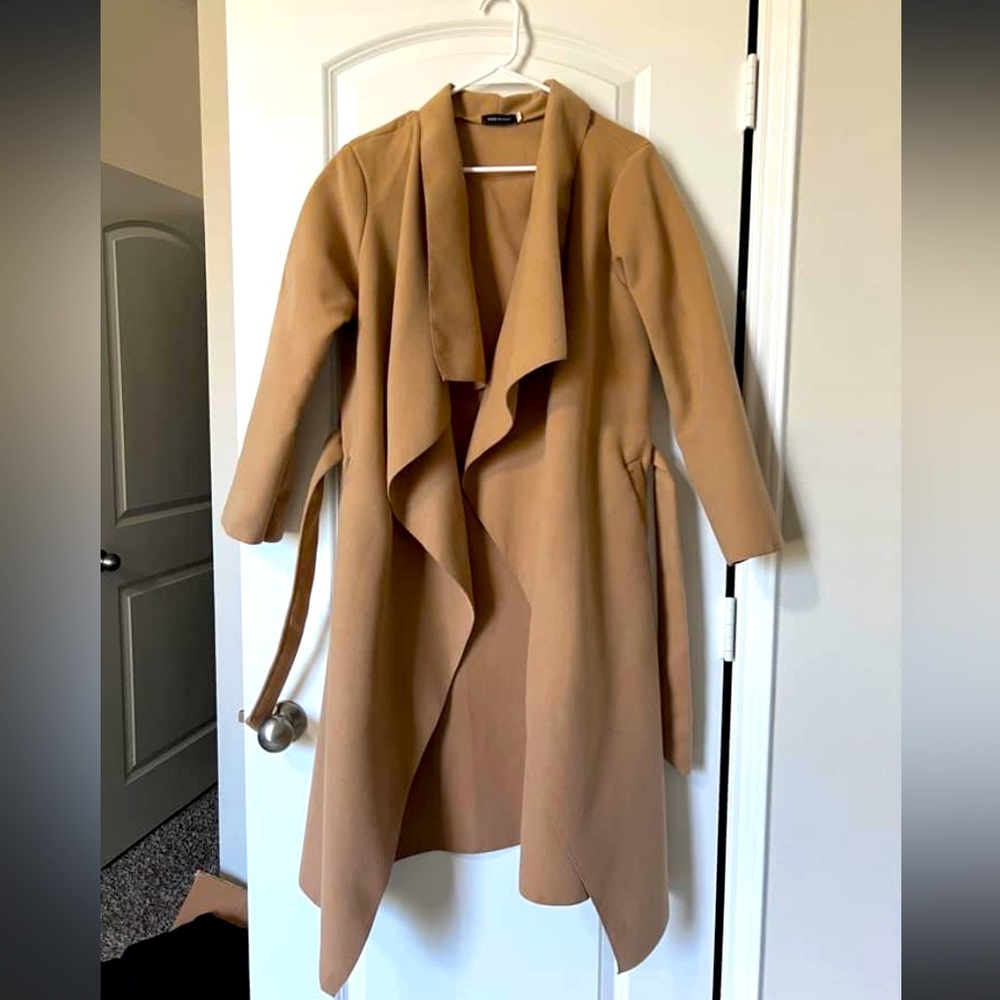 Boohoo Camel Color Trench Coat with Belt’!
